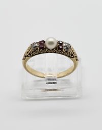 Lot 56 - Bague en or ornée de pierres, diamants et d'une perle