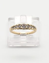 Lot 57 - Demi-alliance en chute neuf diamants