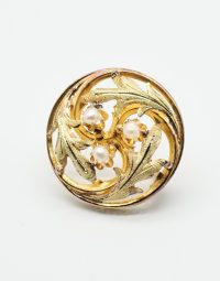 Lot 58 - Broche ancienne en or jaune ornée de perles