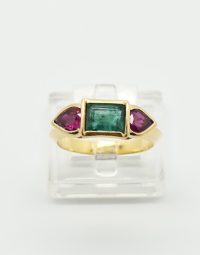 Lot 60 - Bague en or ornée d'une émeraude et de rubis