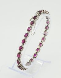Lot 56 - Bracelet rivière rubis diamants