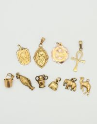 Lot 04 - Pendeloques en or