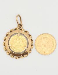 Lot 09 - Pièces mexicaines dont une sertie-griffes dans un pendentif