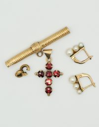 Lot 10 - Croix, porte-mine, boucles d'oreilles et bélière en or