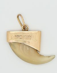Lot 17 - Pendentif en or orné d'une griffe