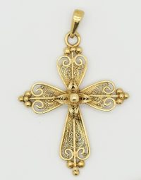Lot 23 - Pendentif croix en or