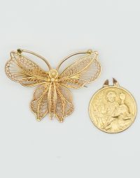 Lot 24 - Broche et médaille (accidentée) en or