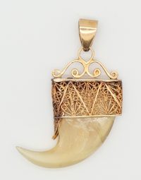 Lot 25 - Pendentif en or orné d'une griffe