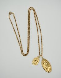 Lot 32 - Chaine et médailles en or