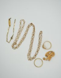 Lot 38 - Bagues, broche, chaine et gourmette en or en l'état