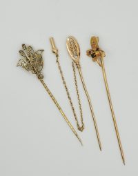 Lot 39 - Trois épingles dont deux en or