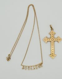 Lot 40 - Collier et croix en or
