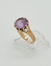 Lot 42 - Bague en or ornée d'une améthyste