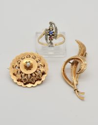 Lot 46 - Broches et bague en or