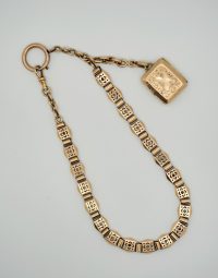 Lot 60 - Chaine giletière et porte-photo en or