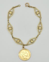 Lot 64 - Bracelet en or orné d'une pièce de 10 Francs