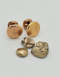 Lot 69 - Morceaux d'or dentaire et paire de boutons en métal