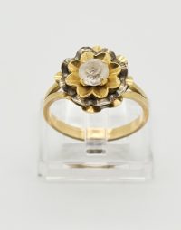 Lot 76 - Bague en or ornée d'une pierre
