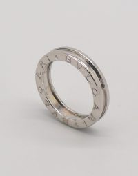 Lot 80 - BULGARI. Alliance en or gris modèle B Zéro