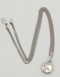 Lot 84 - Bernard SYLVAIN. Chaines et pendentif en or