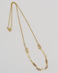 Lot 04 - Collier ancien en or orné de perles