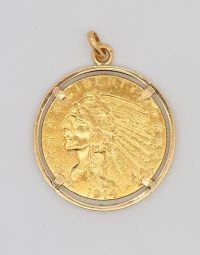 Lot 07 - Pendentif en or orné d'une pièce de 5 dollars