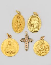 Lot 08 - Médailles et croix en or