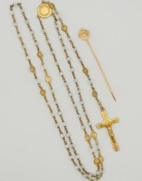 Lot 12 - Epingle en or et chapelet en métal doré