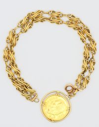 Lot 13 - Bracelet en or orné d'une pièce de 5 pesos