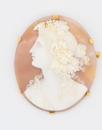 Lot 16 - Broche camée dans une monture en or, épingle en métal
