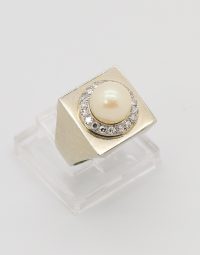 Lot 26 - Bague en or ornée d'une perle et de diamants