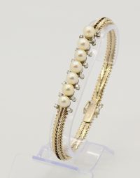 Lot 27 - Bracelet en or orné de perles et de diamants