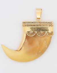 Lot 29 - Pendentif dent dans monture en or