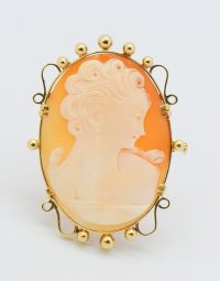 Lot 30 - Broche camée à monture en or