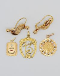 Lot 36 - Médailles et boucles d'oreilles en or