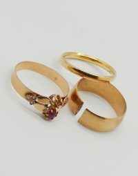 Lot 37 - Alliances et bague en l'état en or