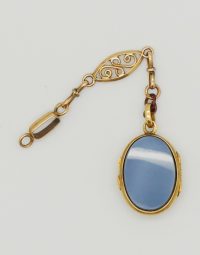 Lot 38 - Pendentif et maillons de chaine en or (un en métal)