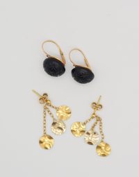 Lot 50 - Boucles d'oreilles en or et jais