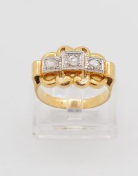 Lot 61 - Bague ancienne en or ornée de roses