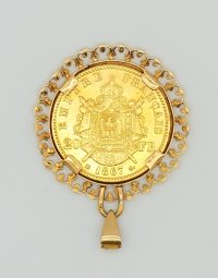 Lot 63 - Pendentif en or orné d'une pièce de 20 francs
