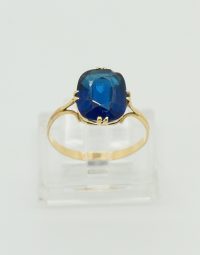 Lot 03 - Bague en or ornée d'un saphir synthétique