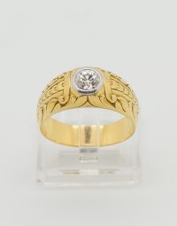 Lot 05 - Bague jonc en or orné d'un diamant