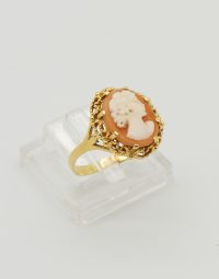 Lot 06 - Bague en or ornée d'un camée