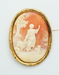 Lot 10 - Broche en or ornée d'un camée sur coquillage
