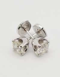 Lot 17 - Boucles d'oreilles en or ornées de diamants