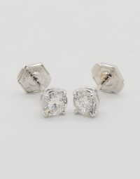 Lot 18 - Boucles d'oreilles en or ornée de diamants