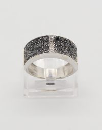 Lot 27 - Bague en or ornée de diamants noirs et blancs