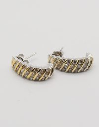 26001_22_01 | damemarteau-online.fr Two-tone hoop earrings with gold diagonal bands and embedded stones on a white background (DMOnline watermark).