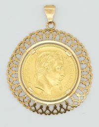 Lot 49 - Pendentif or centrée d'une pièce en or