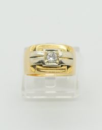 Lot 50 - Chevalière deux ors centrée d'un diamant